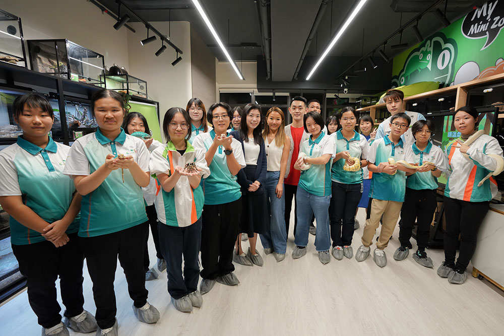 參觀室內互動動物體驗館—小小寵物園